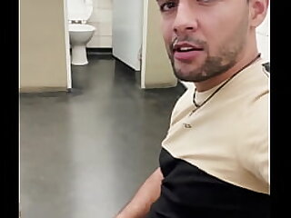 Mamando a rola do pedreiro da obra at&eacute; o macho jorrar leitinho