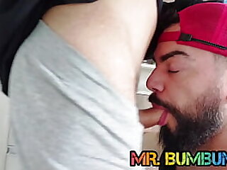 PAGANDO UM BOQUETE PARA O NOVINHO CURIOSO &lpar; COMPLETO NO RED E SUBSCRI&Ccedil;&Atilde;O&rpar;