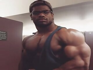 Muscle biceps enormes