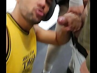 MAMADOR CHUPANDO VARIOS MACHOS NO WC DO TERMINAL DE &Ocirc;NIBUS- COMPLETOS NO SHEER&period;COM&period;