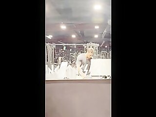 Muscle hottie flexing