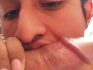 Encontré a este macho vergón en la calle y no me pude resistir a tragarme su vergota