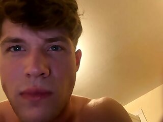 He shows off his ass and hole on the bed