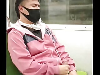 Joven Tretcho se masturba en el &uacute;ltimo vag&oacute;n del metro