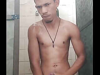 Tocando uma no banheiro