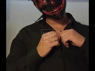 Solo masculino homem com o pau torto goza muito