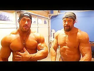 Pro IFBB Italian Super Butt BB Muscle Pose With Tiny Poser