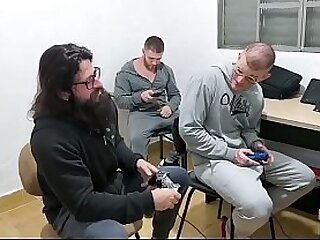 Victor Carmona e Viking resolveram jogar uma partida de videogame valando o cu