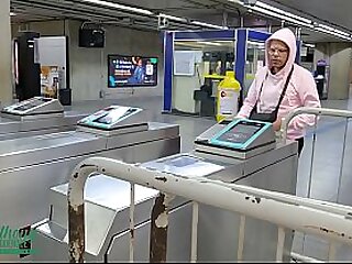 ofereci ajuda pra um cara P&period;C&period;D na esta&ccedil;&atilde;o do m&ecirc;tro e o puto me deu seu rab&atilde;o enorme como agradecimento