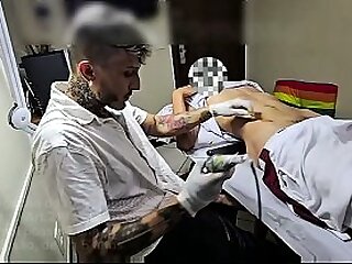 Depois da tatuagem comi o casal todo